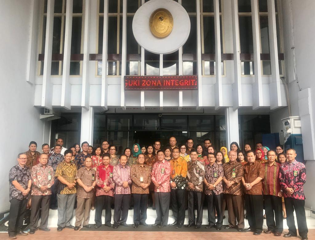 Pengadilan Tinggi Manado memperingati Hari Batik Nasional